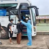 Tiếp nhận và kiểm tra thân nhiệt cho các lưu học sinh Lào tại cửa khẩu quốc tế Bờ Y, tỉnh Kon Tum ngày 16/10 để đưa về cách ly 14 tại Khánh Hòa. (Ảnh: TTXVN phát)
