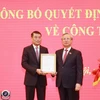 Ông Trần Quốc Vượng, Ủy viên Bộ Chính trị, Thường trực Ban Bí thư trao Quyết định của Bộ Chính trị cho ông Lê Minh Hưng. (Ảnh: Phương Hoa/TTXVN)