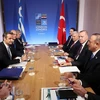 Thủ tướng Hy Lạp Kyriakos Mitsotakis (thứ 3, trái) và Tổng thống Thổ Nhĩ Kỳ Recep Tayyip Erdogan (thứ 3, phải) trong cuộc hội đàm ở Watford, London (Anh). (Ảnh: AFP/TTXVN)