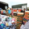 Các tổ chức thiện nguyện khắp cả nước chuyển hàng cứu trợ đến cho người dân vùng lũ tại huyện Lệ Thủy, tỉnh Quảng Bình. (Ảnh: Thành Đạt/TTXVN)