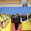 Phó Thủ tướng Thường trực Chính phủ Trương Hòa Bình dẫn đầu đoàn đại biểu vào viếng các liệt sỹ. (Ảnh: Hồ Cầu/TTXVN) 