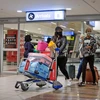 Hành khách đeo khẩu trang phòng lây nhiễm COVID-19 tại sân bay quốc tế OR Tambo, Johannesburg, Nam Phi, ngày 1/10/2020. (Ảnh: THX/TTXVN)