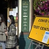 Người dân đeo khẩu trang phòng lây nhiễm COVID-19 tại London, Anh. (Nguồn: AFP/TTXVN)