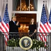 Tổng thống Mỹ Donald Trump (trái) chúc mừng bà Amy Coney Barrett (phải) sau lễ tuyên thệ nhậm chức Thẩm phán Tòa án Tối cao tại Washington, DC ngày 26/10/2020. (Ảnh: AFP/TTXVN)