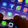 Biểu tượng Facebook, Instagram, Whatsapp trên một màn hình điện thoại. (Ảnh: AFP/TTXVN) 
