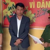  Cơ quan Cảnh sát điều tra Công an tỉnh Thừa Thiên Huế đọc quyết định khởi tố bị can, bắt tạm giam Hoàng Khánh Huy, nguyên Trưởng phòng Phòng Tài nguyên và Môi trường thành phố Huế. (Ảnh: TTXVN phát)