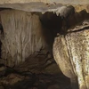 Hang động Thẳm Khến được hình thành cách đây hàng triệu năm, gồm 2 hang động với nhiều khoang. (Ảnh: Xuân Tư/TTXVN)