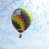 Dịch vụ dù lượn khinh khí cầu được đưa vào khai thác tại Vườn Quốc gia Ba Vì. (Ảnh: Mạnh Khánh/TTXVN)