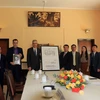 Đại sứ Cộng hòa Pháp trao bản sơ đồ thiết kế cho đại diện tỉnh Lâm Đồng. (Ảnh: Quốc Hùng- Nguyễn Dũng/TTXVN)