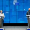 Chủ tịch Hội đồng châu Âu Charles Michel (phải) và Chủ tịch Ủy ban châu Âu Ursula von der Leyen trong cuộc họp báo tại Brussels, Bỉ, ngày 19/11/2020. (Ảnh: THX/TTXVN)