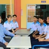 Thầy Nguyễn Minh Thiện với các em học sinh Trường Trung học Phổ thông Trà Ôn. (Ảnh: Lê Thúy Hằng/TTXVN)