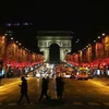 Đường phố tại Paris, Pháp, được trang hoàng rực rỡ đón Giáng sinh, ngày 22/11/2020. (Ảnh: THX/TTXVN) 
