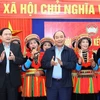 Thủ tướng Nguyễn Xuân Phúc với nhân dân thôn Tân Thành, xã Nông Thượng, thành phố Bắc Kạn. (Ảnh: Thống Nhất/TTXVN)