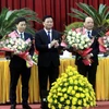 Chủ tịch UBND tỉnh Thái Bình Nguyễn Khắc Thận (giữa) tặng hoa chúc mừng các đồng chí được bầu giữ các chức danh Phó Chủ tịch HĐND và UBND tỉnh. (Ảnh: Thế Duyệt/TTXVN)
