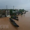 Nhà dân ở hai bên bờ sông Thạch Hãn bị ngập lụt. (Ảnh: Hồ Cầu/TTXVN)