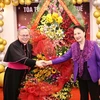 Chủ tịch Quốc hội Nguyễn Thị Kim Ngân chúc mừng Giáng sinh 2020 Tòa Giám mục Tổng Giáo phận Huế, Đức Tổng Giám mục Nguyễn Chí Linh. (Ảnh: Trọng Đức/TTXVN) 