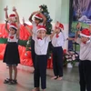 Các em nhỏ tại Trung tâm nuôi dưỡng trẻ mồ côi Giáo xứ Hà Nội (thành phố Biên Hòa, Đồng Nai) được vui chơi, được nhận quà mỗi dịp lễ Giáng sinh. (Ảnh: Lê Xuân/TTXVN)