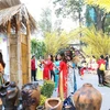 Các bạn trẻ chụp ảnh tại Lễ hội Tết Việt với nét mộc mạc của làng quê, hay một góc Sài Gòn xưa. Ảnh minh họa. (Ảnh: Thanh Vũ /TTXVN