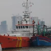 Lực lượng cứu nạn lai dắt tàu BĐ 97692 TS và các thuyền viên gặp nạn trên biển về bờ tại Đà Nẵng. (Ảnh: TTXVN phát)
