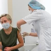 Nhân viên y tế tiêm vắcxin ngừa COVID-19 Sputnik V cho người dân tại Moskva, Nga ngày 5/12/2020. (Ảnh: THX/TTXVN)
