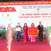 Phó Chủ tịch nước Đặng Thị Ngọc Thịnh trao danh hiệu Anh hùng lao động thời kỳ đổi mới cho Đảng bộ, chính quyền và nhân dân huyện Nhơn Trạch. (Ảnh: Công Phong/TTXVN)