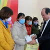 Bộ trưởng, Chủ nhiệm Văn phòng Chính phủ Mai Tiến Dũng tặng quà cho công nhân lao động Hà Nam tại chương trình “Tết sum vầy - Kết nối yêu thương." (Ảnh: Đại Nghĩa/TTXVN)