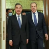 Ngoại trưởng Trung Quốc Vương Nghị (trái) và người đồng cấp Nga Sergei Lavrov. (Ảnh: MEM)