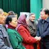 Phó Thủ tướng Trịnh Đình Dũng thăm hỏi, tặng quà các gia đình có hoàn cảnh khó khăn trên địa bàn thành phố Việt Trì, tỉnh Phú Thọ. (Ảnh: Trung Kiên/TTXVN)