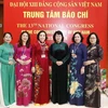 Phó Chủ tịch nước Đặng Thị ngọc Thịnh với các đại biểu nữ dự Đại hội ngày 27/1. (Ảnh: TTXVN)
