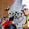 Các bạn nhỏ được trực tiếp ngắm Mặt Trăng thông qua kính thiên văn của Đài thiên văn Nha Trang. (Ảnh: Phan Sáu/TTXVN) 