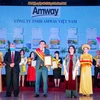 Đại diện Amway Việt Nam nhận Bằng khen và kỷ niệm chương từ bà Trần Việt Nga - Phó Cục trưởng Cục An toàn thực phẩm và ông Trần Đáng - Chủ tịch Hiệp hội TPC. (Nguồn: Vietnam+)