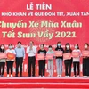 Ban tổ chức trao tượng trưng vé cho đại diện của hơn 3.000 sinh viên tham gia chương trình. (Ảnh: Hồng Giang/TTXVN)