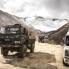 Xe quân sự Trung Quốc được triển khai tại khu vực biên giới với Ấn Độ. (Ảnh: AP/TTXVN)