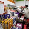 Người dân mua sắm tại siêu thị Hapro Khâm Thiên. (Ảnh: Trần Việt/TTXVN)