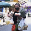Người dân thủ đô mua hoa và những lễ vật để cúng tất niên và Giao thừa tại chợ Hàng Bè. (Ảnh: Hoàng Hiếu/TTXVN)