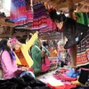 Một gian hàng bán trang phục truyền thống của người Mông. Ảnh: Nguyễn Oanh-TTXVN 
