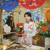 Các sản phẩm thủ công mỹ nghệ truyền thống của Việt Nam được giới thiệu với khách tham quan trong dịp Tết Tân Sửu. (Ảnh: Trần Hiếu/TTXVN) 