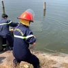 Đội Cảnh sát Phòng cháy chữa cháy và Cứu hộ cứu nạn tỉnh Bình Dương tìm kiếm các cháu bé bị đuối nước. (Ảnh: Huyền Trang/TTXVN)