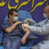 Nhân viên y tế tại thủ đô Tehran được tiêm vắcxin. (Ảnh: THX/TTXVN) 