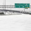 Một tuyến đường cao tốc bị đóng cửa do băng tuyết bao phủ dày đặc tại Houston, Texas, Mỹ, ngày 15/2/2021. (Ảnh: THX/TTXVN)