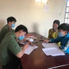 Công an tỉnh Lâm Đồng làm việc với học sinh làm giả văn bản của UBND tỉnh. (Ảnh: TTXVN phát)