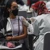 Nhân viên y tế tiêm chủng vắcxin ngừa COVID-19 cho người dân tại Jakarta, Indonesia. (Ảnh: THX/TTXVN) 
