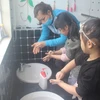 Hướng dẫn trẻ rửa tay bằng xà phòng để phòng chống COVID-19. Ảnh minh họa. (Ảnh: Hoa Mai/TTXVN) 