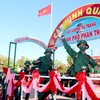 Chiến sỹ mới ở Bình Thuận bước qua cầu vinh quang lên đường bảo vệ tổ quốc. (Ảnh: Nguyễn Thanh/TTXVN)