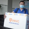 Lô vaccine được chuyển từ Hệ thống Tiêm chủng VNVC Đà Nẵng đến Trung tâm Kiểm soát bệnh tật thành phố Đà Nẵng. (Ảnh: Văn Dũng/TTXVN)