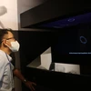 Khách tham quan mô hình ứng dụng công nghệ Hologram (một sản phẩm của kỹ thuật ghi hình 3D) tại Bảo tàng phụ nữ Nam Bộ. (Ảnh: Thu Hương/TTXVN)
