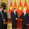 Tổng Bí thư, Chủ tịch nước Nguyễn Phú Trọng nói chuyện với các Đại sứ. (Ảnh: Trí Dũng/TTXVN)