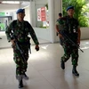 Binh sỹ Indonesia tuần tra tại sân bay Ngurah Rai ở Denpasar trên đảo Bali ngày 15/1. (Nguồn: AFP/TTXVN)