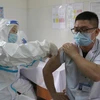 Bác sỹ Đặng Văn Huy, công tác tại Bệnh viện dã chiến Điện Biên Phủ được tiêm vaccine phòng COVID-19. (Ảnh: Xuân Tiến/TTXVN)