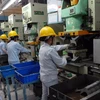 Sản xuất các linh kiện kim loại tại Công ty Cơ khí Chính xác Việt Nam 1. (Ảnh: Danh Lam/TTXVN)